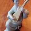 Jeune fille assise jouant du luth - Porcelaine chinoise