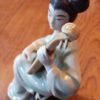 Jeune fille assise jouant du luth - Porcelaine chinoise – Image 2