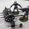 Pièce d'artillerie et deux soldats médiévaux - Figurines en plomb