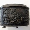 Ancienne boîte en métal - motifs médiévaux en relief (chasse, danse, armée ...) – Image 6
