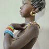 Jeune fille africaine en robe rouge - Résine – Image 4
