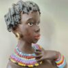 Jeune fille africaine en robe rouge - Résine