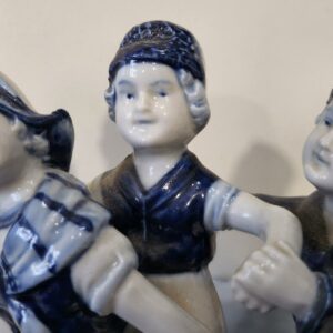 Pot en porcelaine avec trois personnages - Style Delft - Marqué Calais