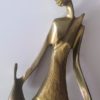 Femme africaine - Statue stylisée en laiton sur socle bois – Image 3