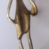 Femme africaine - Statue stylisée en laiton sur socle bois – Image 6
