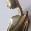 Femme africaine - Statue stylisée en laiton sur socle bois – Image 7