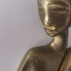 Femme africaine - Statue stylisée en laiton sur socle bois