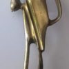 Femme africaine - Statue stylisée en laiton sur socle bois – Image 2