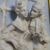 Scène romantique de couleurs blanche et bleue dans un cadre doré  - Biscuit Dresde en relief – Image 4
