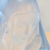 Maternité Vierge Marie - Statuette en verre moulé pressé opalescent - Cesari France – Image 3
