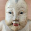 Gros bébé dans son bain - Sculpture en bois massif cérusé