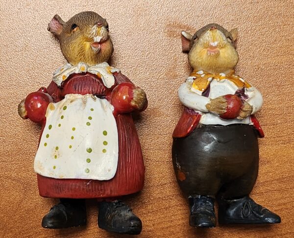 Souris portant des pommes - Deux figurines Dewberry Lane SUSAN WHEELER 1990