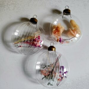 Suspensions bohèmes en verre avec brins de fleurs séchées