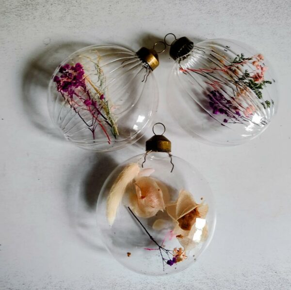 Suspensions bohèmes en verre avec brins de fleurs séchées – Image 5