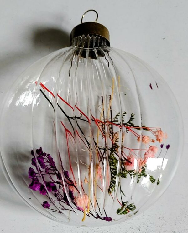 Suspensions bohèmes en verre avec brins de fleurs séchées – Image 2