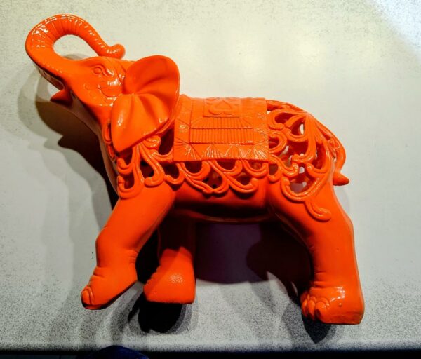 Éléphant orange en résine – Image 2
