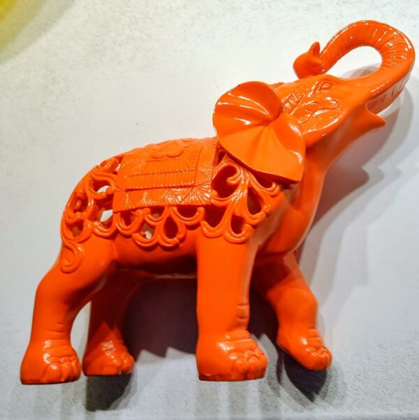 Éléphant orange en résine