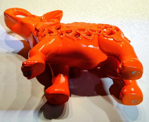 Éléphant orange en résine – Image 7