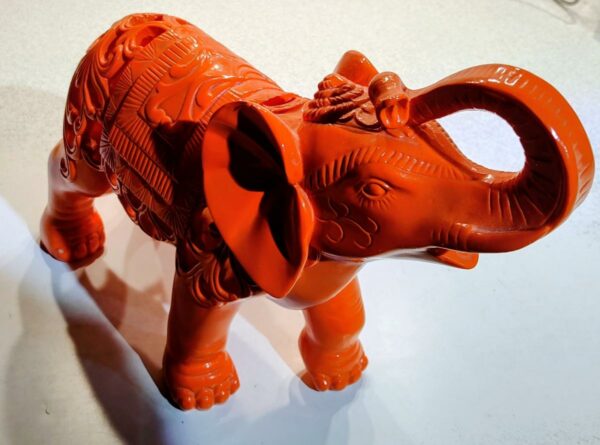 Éléphant orange en résine – Image 5