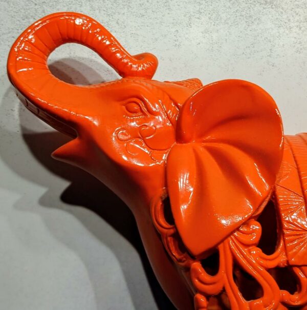 Éléphant orange en résine – Image 3