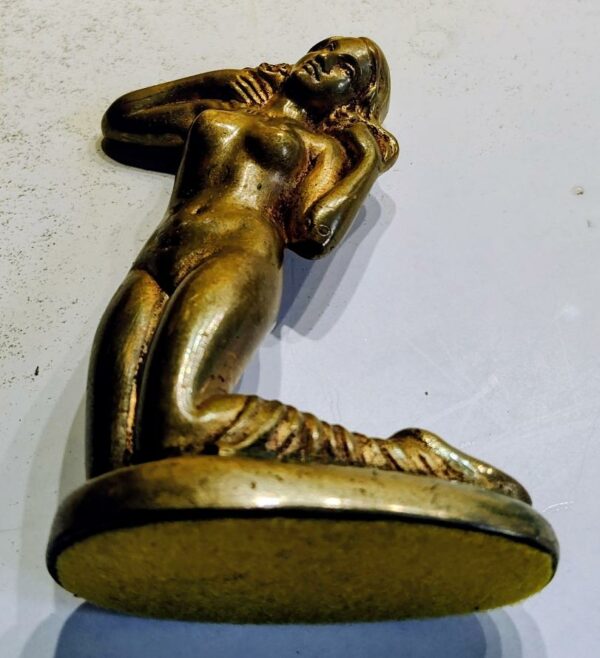 Statuette en bronze  signée H. MOLINS - Femme nue accroupie – Image 6
