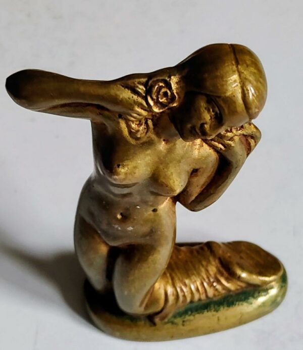 Statuette en bronze  signée H. MOLINS - Femme nue accroupie – Image 4