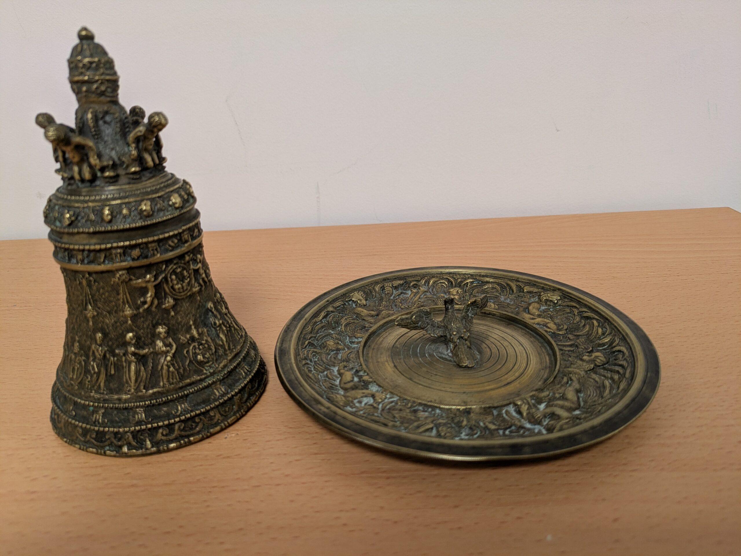 CLOCHETTE LITURGIQUE ET SON SUPPORT EN BRONZE – Image 6