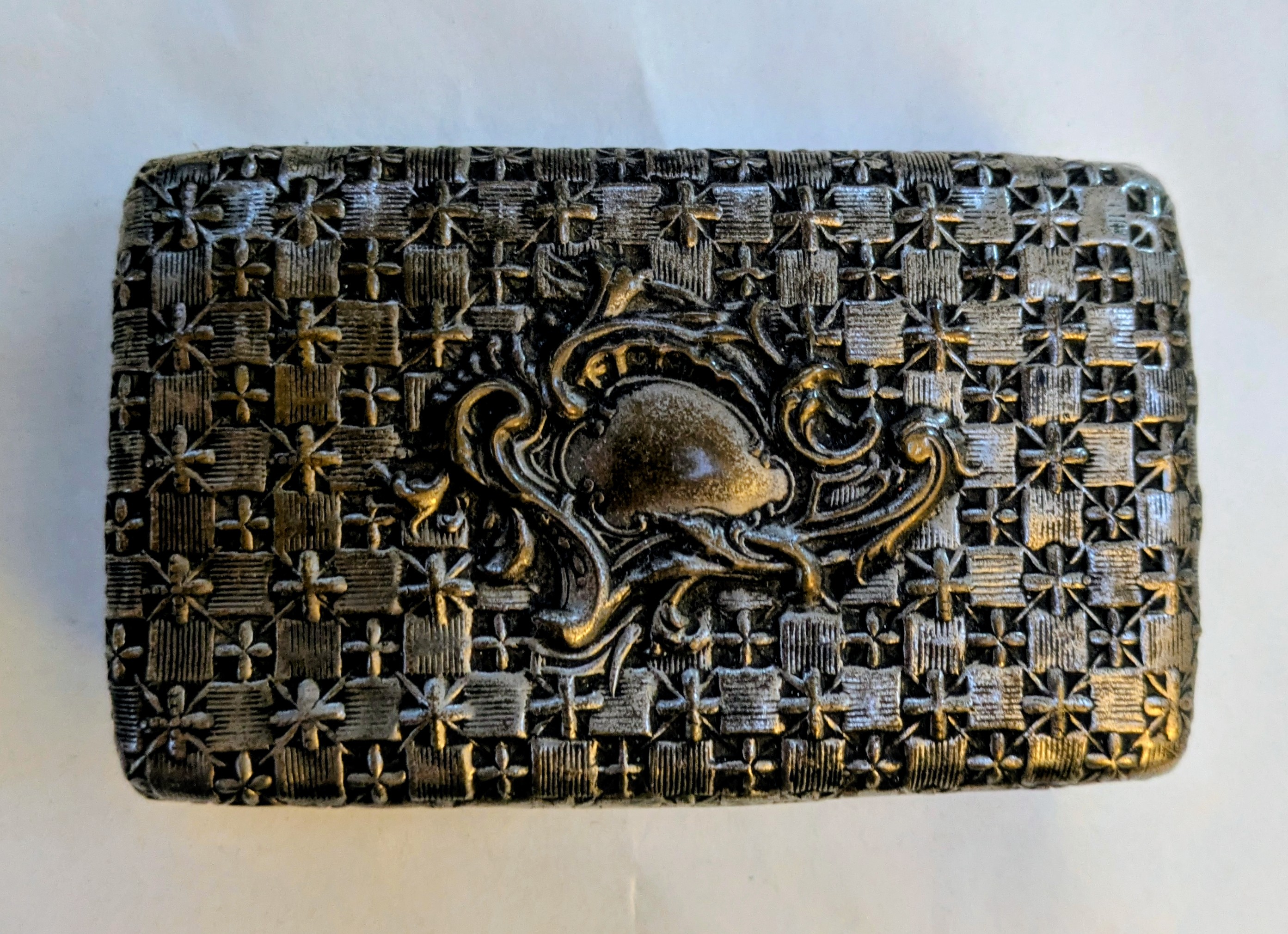 Petite boîte en métal martelé