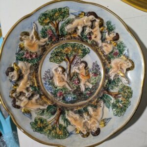 Assiette murale Capodimonte Italie – angelots en relief – décor baroque