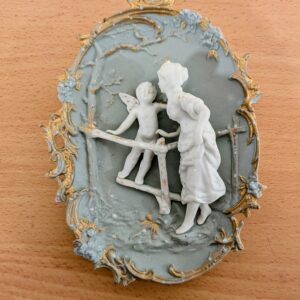 Médaillon mural ancien biscuit porcelaine – scène romantique ange et jeune femme