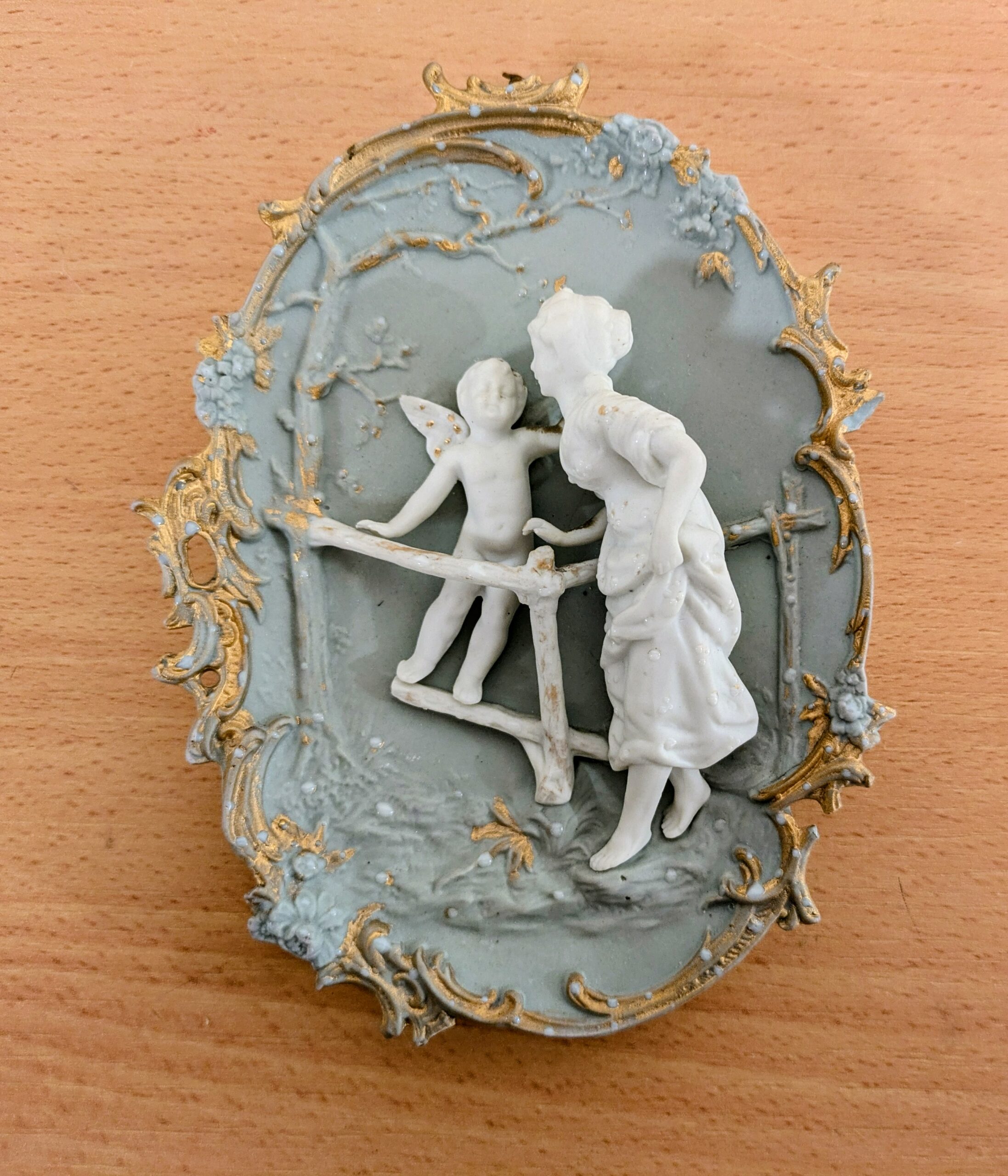 Médaillon mural ancien biscuit porcelaine – scène romantique ange et jeune femme