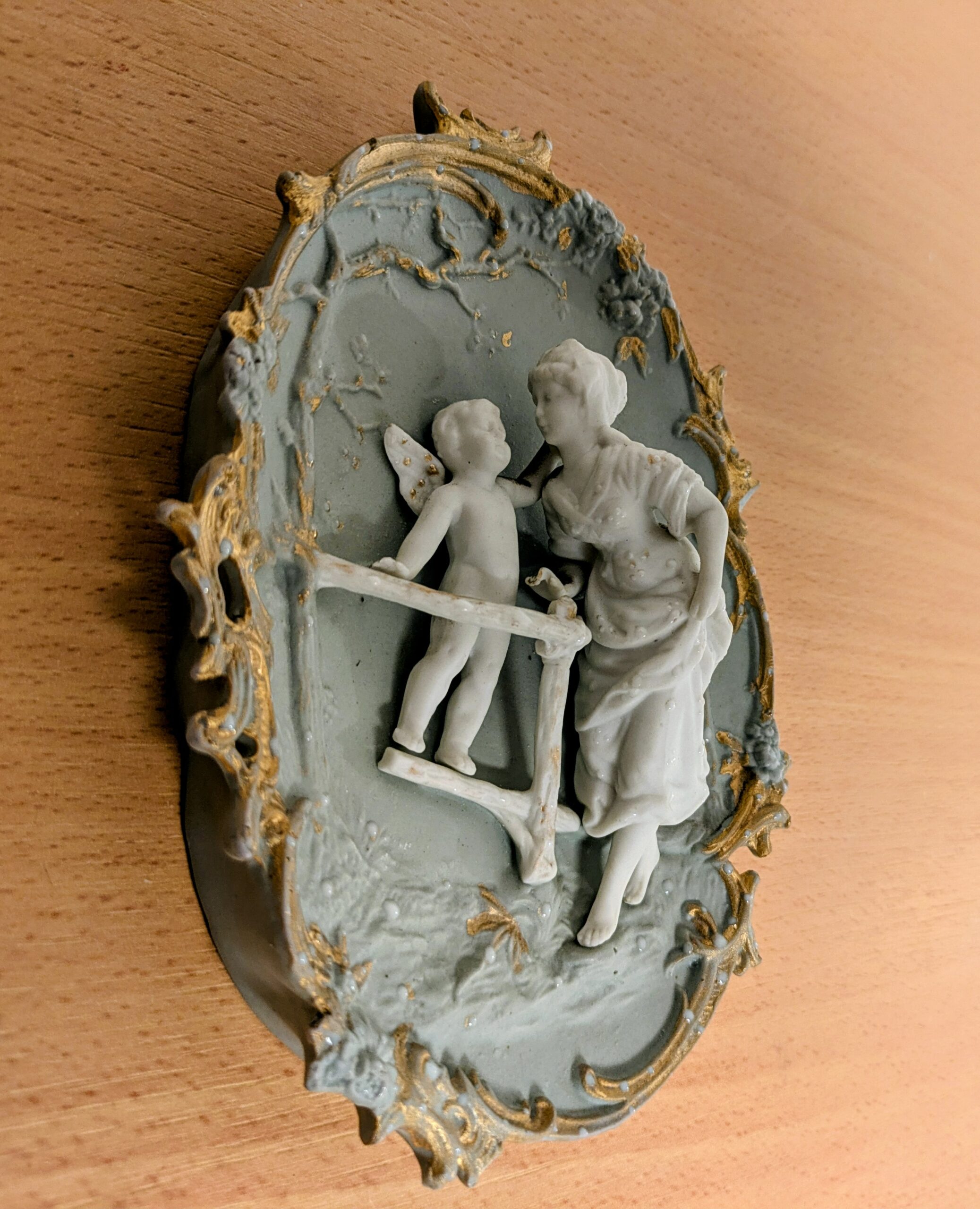 Médaillon mural ancien biscuit porcelaine – scène romantique ange et jeune femme – Image 2