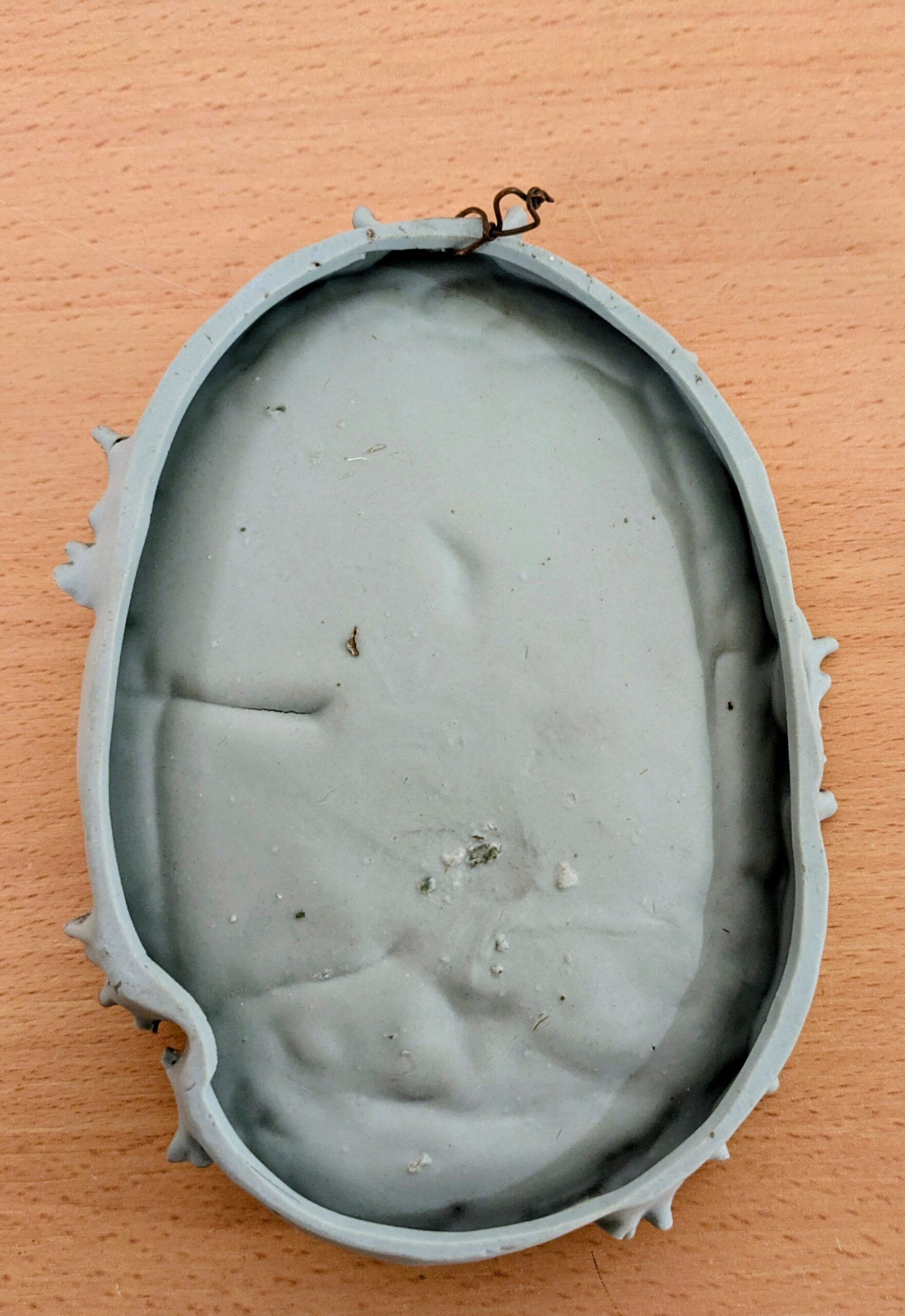Médaillon mural ancien biscuit porcelaine – scène romantique ange et jeune femme – Image 3