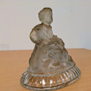 Presse-papiers ancien en cristal signé Saint-Louis – enfant assis