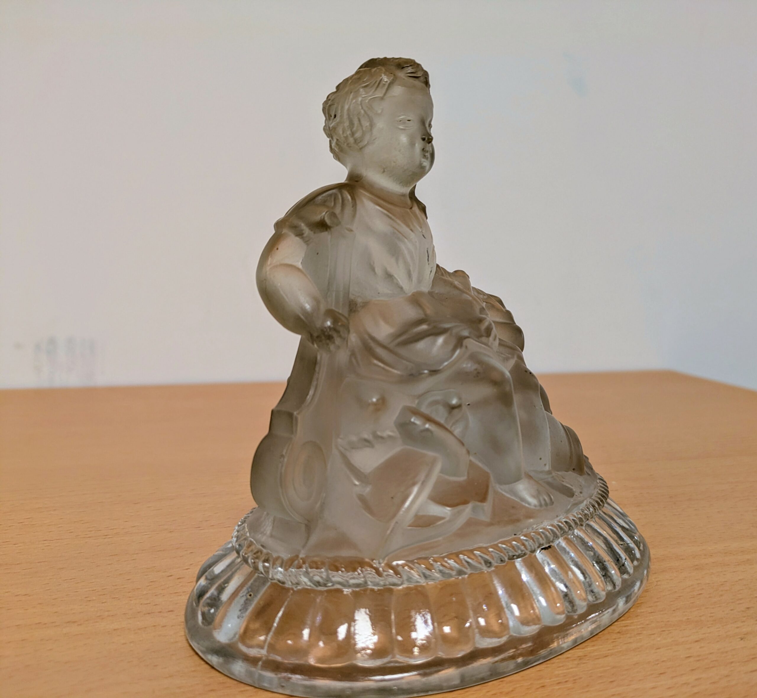 Presse-papiers ancien en cristal signé Saint-Louis – enfant assis